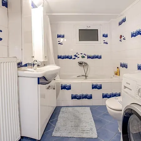 Two Bedroom Bright With Amazing Veranda Apartment